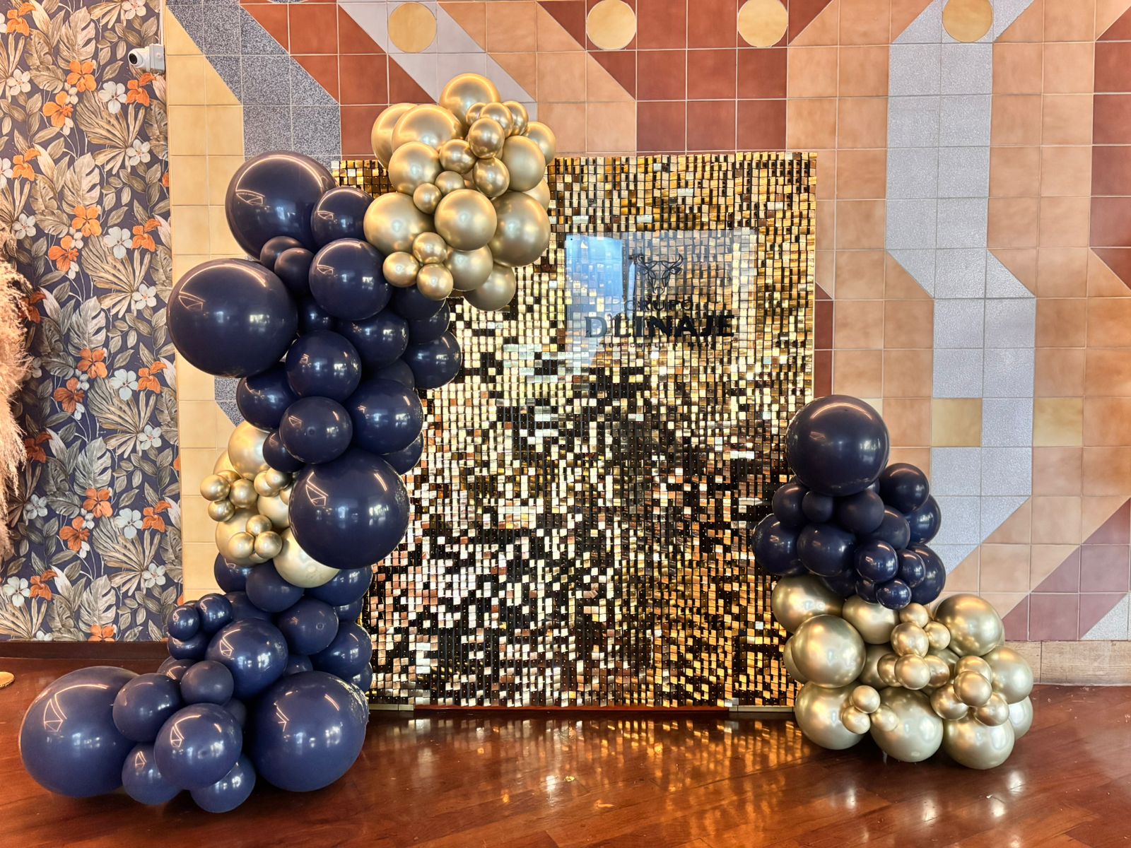 Shimmer wall azul marino, dorado y cromado para cumpleaños - Perfect Party