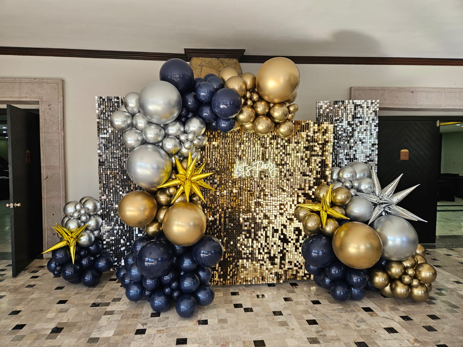 Shimmer wall azul marino, dorado y plateado con estrellas para evento - Perfect Party
