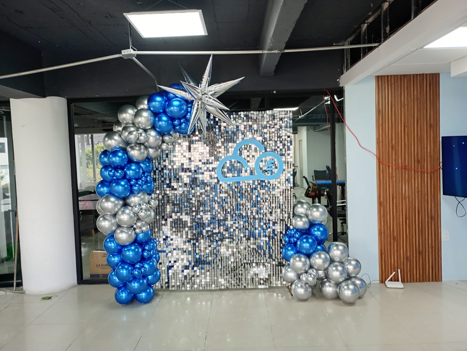 Shimmer wall azul, plateado y cromado con estrellas para evento corporativo - Perfect Party