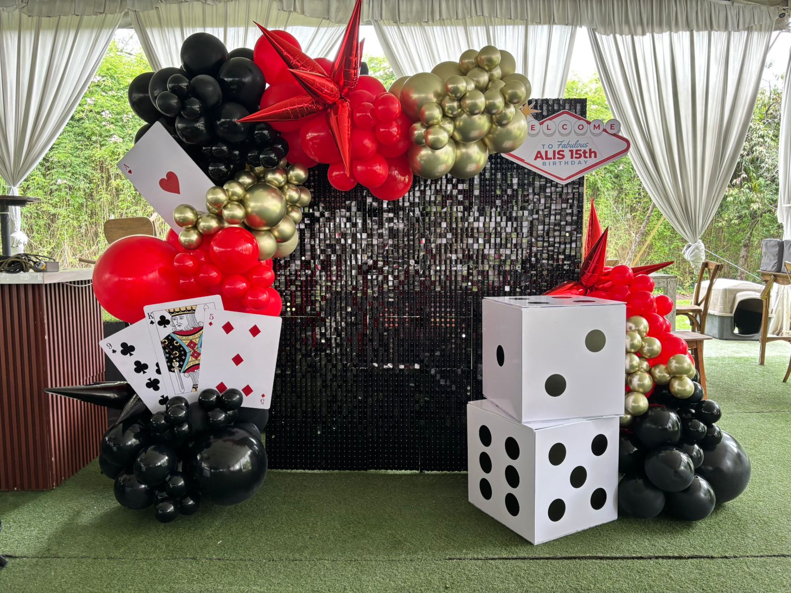 Shimmer wall blanco, dorado y negro temática casino XV años - Perfect Party
