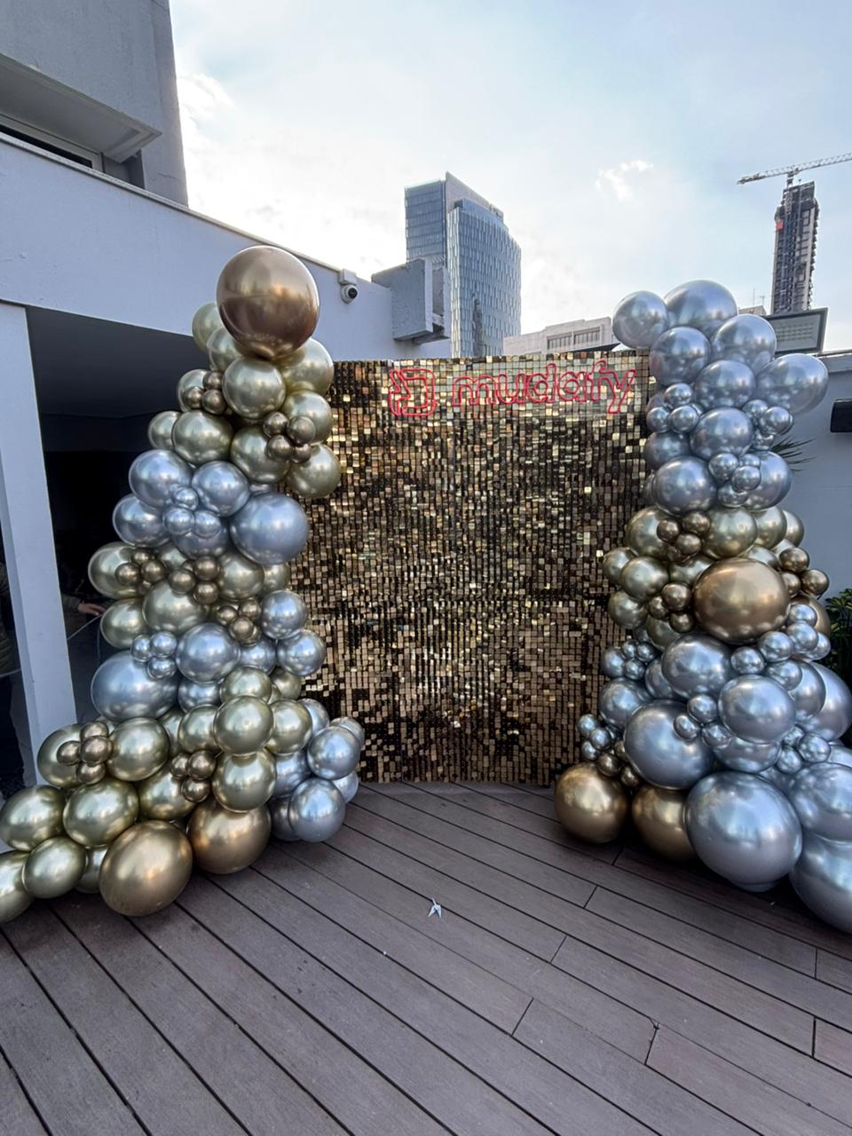 Shimmer wall dorado, plateado y rojo para evento corporativo - Perfect Party