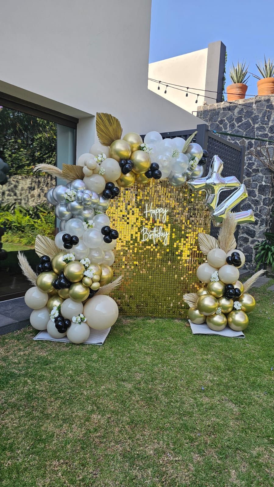 Shimmer wall en jardín blanco, dorado y plateado con letrero Happy Birthday y flores para cumpleaños - Perfect Party
