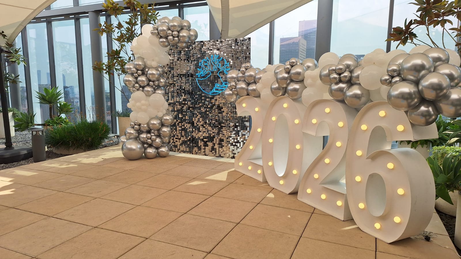 Shimmer wall plateado y cromado en terraza para evento corporativo - Perfect Party