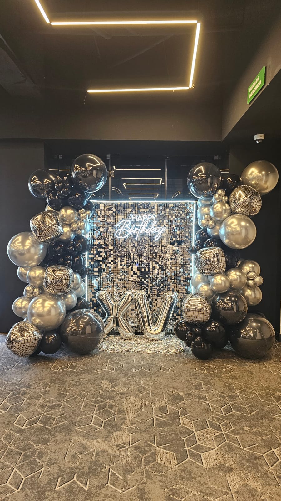 Shimmer wall plateado y negro temática glamour para cumpleaños - Perfect Party