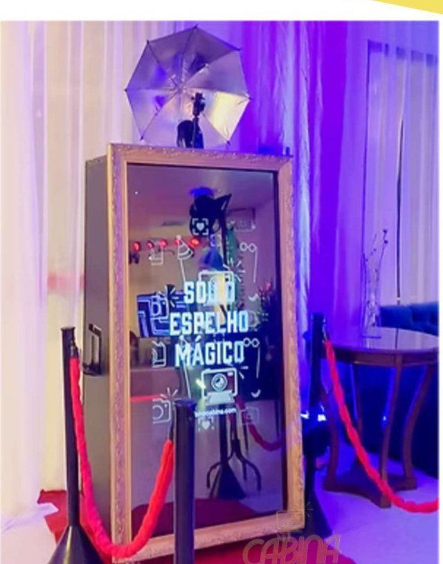 Espejo mágico en boda con invitados tomándose fotos